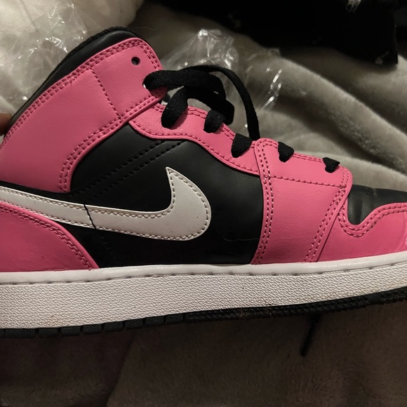 Air Jordan 1 Mid GS 'Pinksicle size 6y for sale needed gone asap - Picture 3 of 5
